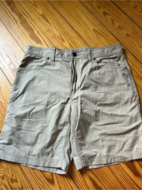 Orvis Men's Light Khaki Flat-Front Shorts